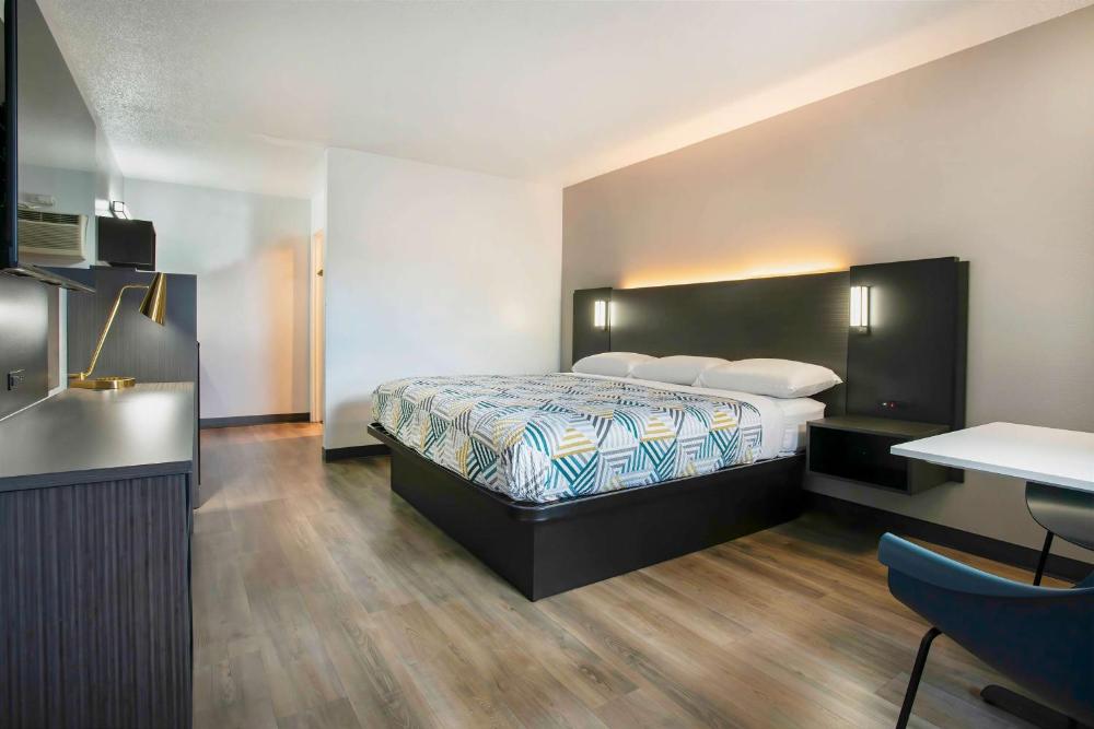 King Room - Non-Smoking interior